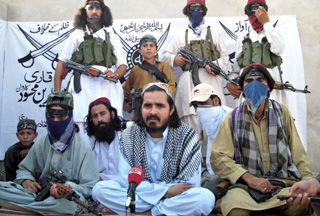 Qari Zainuddin (centre), surrounded by his armed guard in northwestern Pakistan {Image: PressTv}