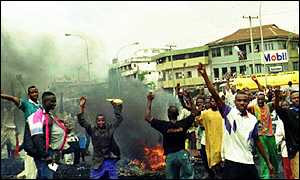 Nigerians rioting after Abiola's death