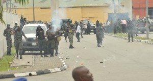 Police Fire Tear Gas Into The Rivers State Govt House