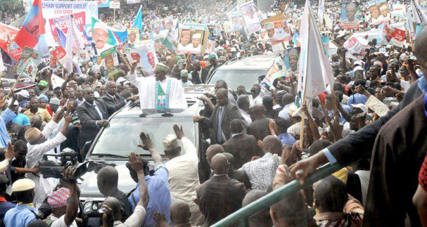 GENERAL BUHARI ACKNOWLEDGING CHEERS FROM NIGERIANS