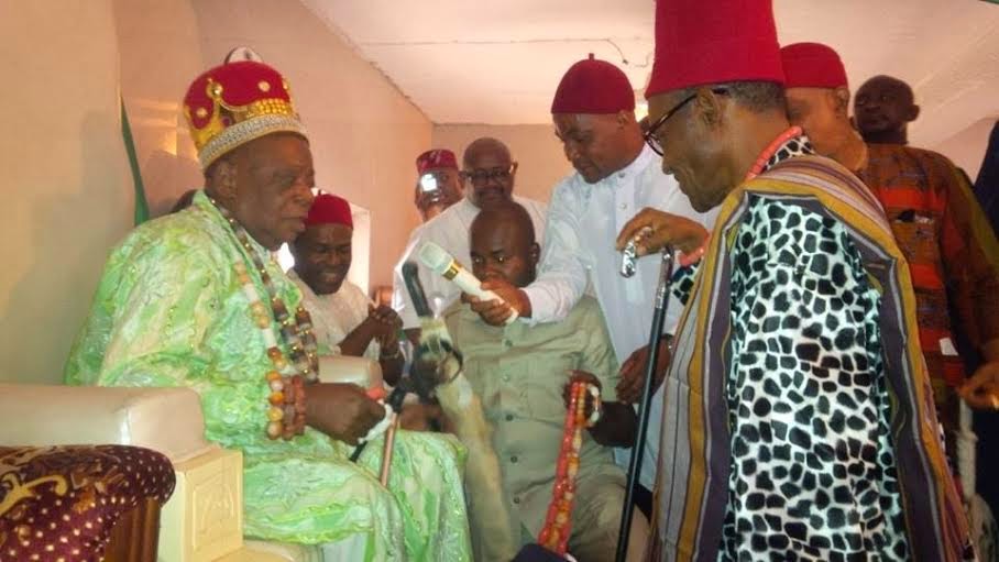 Buhari being crowned| Image; LindaIkeji