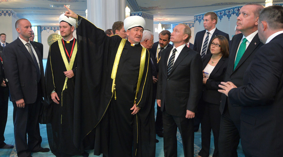 September 23, 2015. President Vladimir Putin, front third right, during the visit to the Moscow Cathedral Mosque after the ceremonial opening. Third left: Ravil Gainutdin, Chairman of the Russian Mufti Council. Second right: President of Turkey Recep Tayyip Erdogan. © Alexei Druzhinin / RIA Novosti