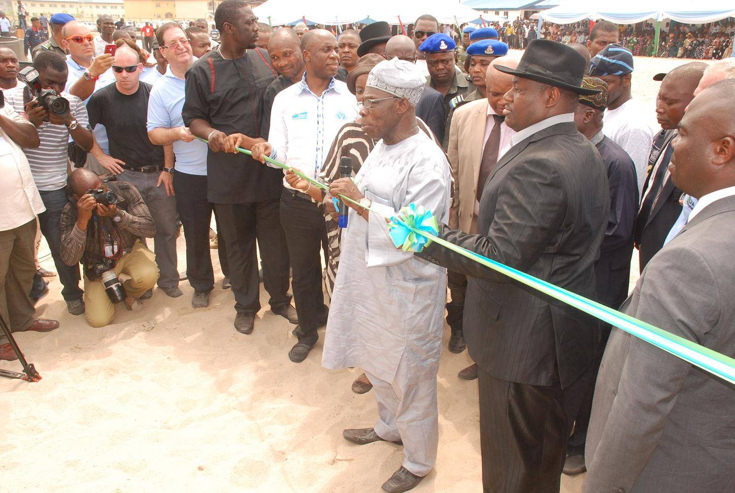 AGRIC 009 FMR PRESIDENT OBASANJO COMMISSIONING THE SONGHAI FARMS WITH GOV AMAECHI AND DEPUTY GOV ENGR IKURU WITH THE WIFE OF D GOV WATCHING