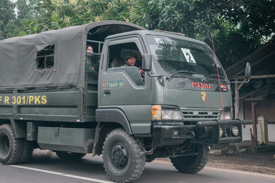 “Four Army Hilux Trucks Loaded With Armed Masked Men Seen Driving In Kaduna” – NewsRescue.com