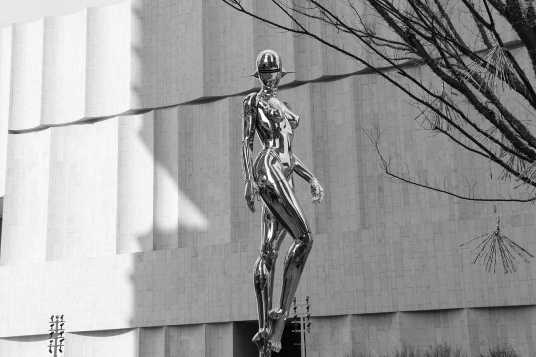 Creepy Long-armed ‘Mutant’ Humanoid Thing Creeps Down Walls