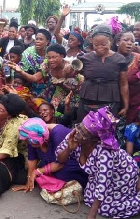 Women Protest For Abia Governor But Can’t Fake Tears! Lol! – By Linda